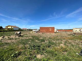Chalet à Mengabril. Se vende terreno con construcción de 80m2