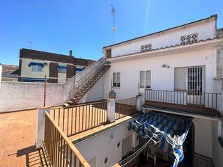 Casa aparellada en Don Benito. Casa de esquina a tres calles