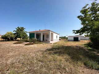 Chalet à Don Benito. Venta de chalet por la zona de las cruces
