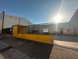 Solar industrial en Don Benito. Venta de solar industrial con oficina y suritdor de combustible