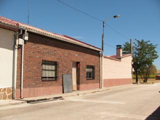 Casa adossada a Calle real 9. Oportunidad casa en almenara de adaja de tres dormitorios.