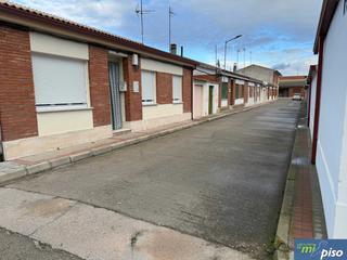 Maison à Calle nogal 9. Oportunidad casa en pedrajas de san eateban de cuatro dormitorio
