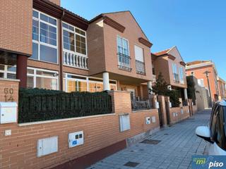 Casa adossada a Camino hondo 60. Oportunidad adosado seminuevo en la cistérniga de tres dormitori