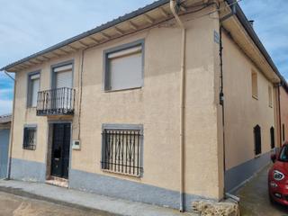Casa a Calle san bartolome 3. Oportunidad casa en aguilar de campos de tres dormitorios con pa