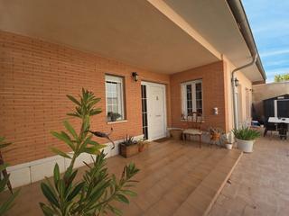 Xalet a Calle beatriz de portugal 8. Oportunidad chalet seminuevo en el alba de tres dormitorios.