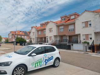Casa adossada a Calle gregorio alvarez 10. Oportunidad adosado seminuevo de cuatro dormitorios, tres baños.
