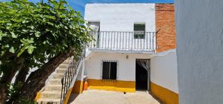 Casa  Calle subida a la iglesia. Oportunidad casa en pollos de cinco dormitorios con patio de 250