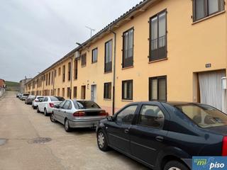 Casa adossada a Calle palomar 16. Oportunidad adosado en pollos de cuatro dormitorios.