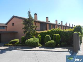 Casa adossada  Calle juan sebastián elcano 54. Oportunidad adosado en la vega de cuatro dormitorios.
