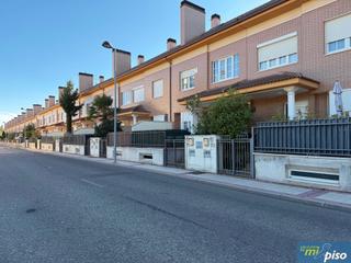 Casa adosada  Calle bartolomé de las casas. Oportunidad adosado seminuevo en urbanización la vega de cuatro