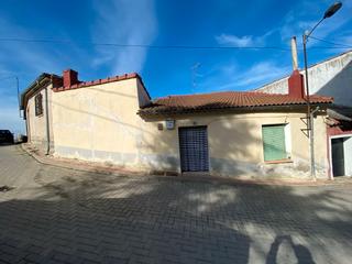 Maison  Calle longaniza 8. Oportunidad casa en cabezón de pisuerga de tres dormitorios.
