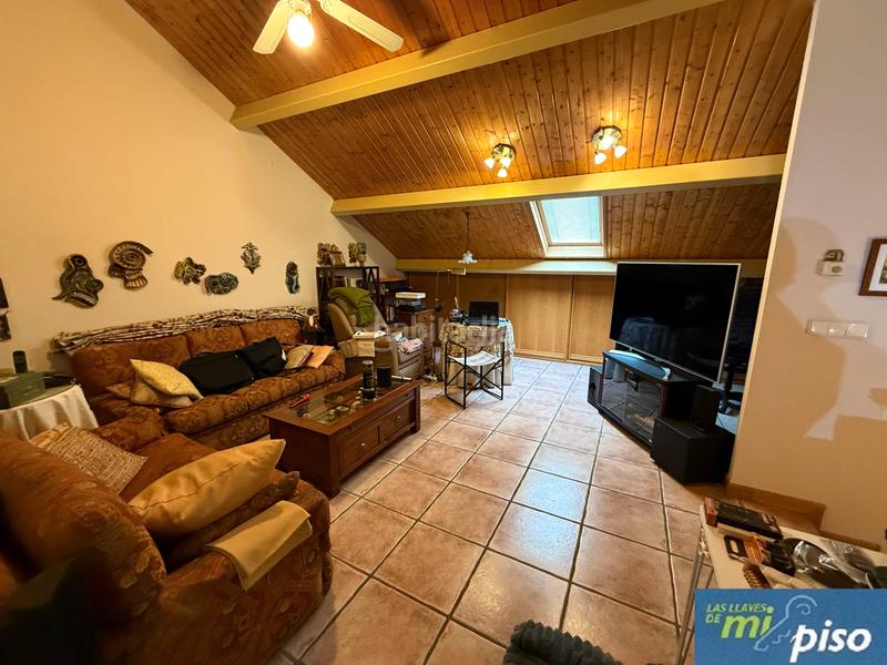 Foto 4a2c2fd6-c60f-4ff0-8b63-149b333c7f97. Casa adossada amb xemeneia calefacció aparcament piscina a Valladolid