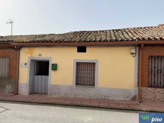 Casa in Calle empedrada 10. Oportunidad casa en fresno el viejo de dos dormitorios.