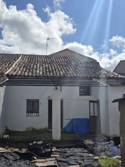 Casa in Plaza cruz de hierro 1. Oportunidad casa en vega de valdetronco de tres dormitorios.