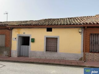 House in Calle empedrada 10. Oportunidad casa en fresno el viejo de dos dormitorios.