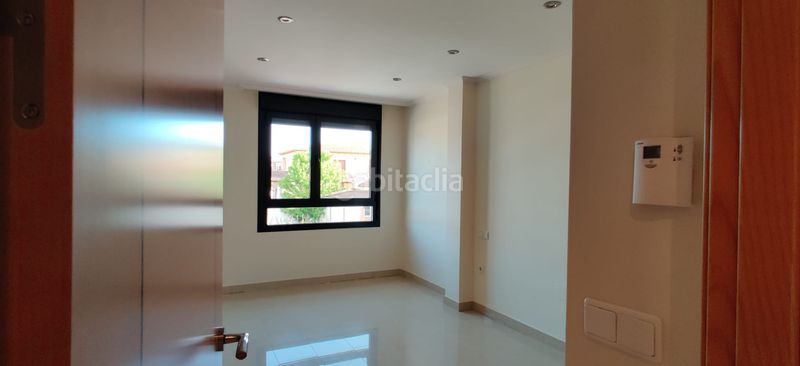 Foto 4d84016a-b4bb-4984-a57e-5592a2fc09ad. Casa adossada amb xemeneia calefacció aparcament a Renedo de Esgueva