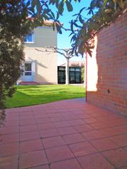 Casa adosada  Calle jiménez lozano. Oportunidad adosado seminuevo en mojados de tres dormitorios