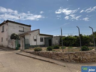 Maison à Calle palacio 3. Oportunidad casa en valdunquillo de cinco dormitorios.