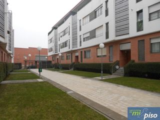 Appartement à Calle laguna 38. Oportunidad vivienda seminueva en la cistérniga de tres dormitor