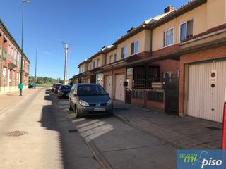 Semi detached house in Calle de la 41 15b. Oportunidad adosado en la overuela de tres dormitorios, tres bañ