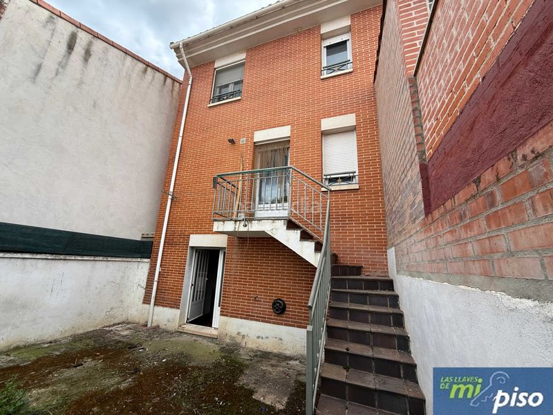 Foto e63a5666-613e-4538-97ed-0522388a3189. Casa adossada a calle rosa chacel 15 a Cigales
