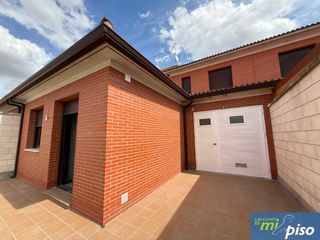 Casa adossada a Calle Jorge Guillén 32