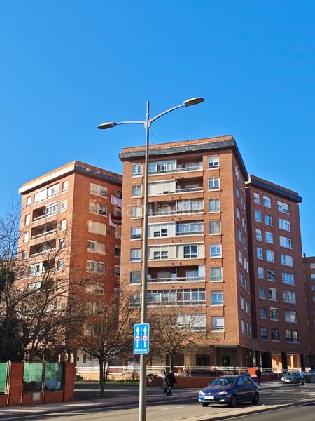 Foto d740ec4d-090d-4334-9fcb-d5a5b49a02d6. Piso en calle de las eras 4 oportunidad vivienda en Huerta del Rey de tres dormitorios. en Valladolid