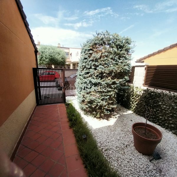 Foto 0d94d78c-2a44-423b-b2cc-e883ac5f3cd9. Casa adossada a calle ciriaco velasco 18 a Villanubla