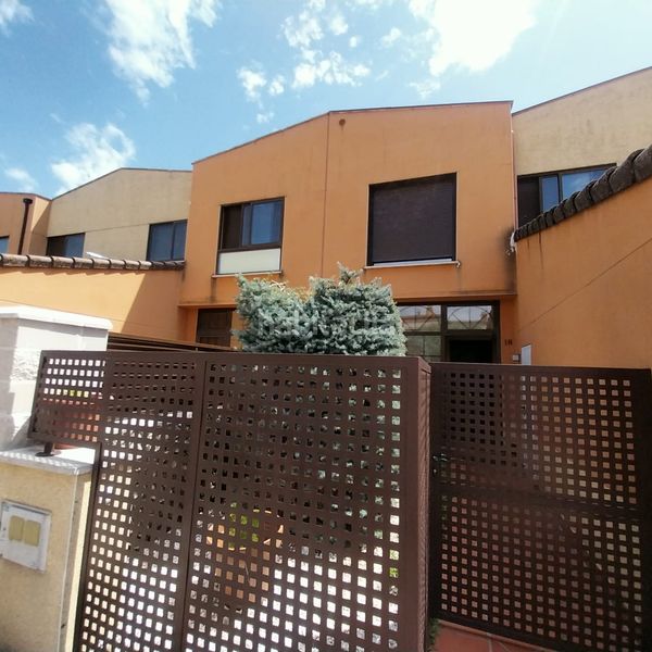 Foto 1f5fc833-4d32-4adc-b634-70a635a76132. Casa adossada a calle ciriaco velasco 18 a Villanubla