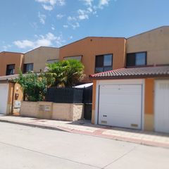 Casa adossada a Calle ciriaco velasco 18. Oportunidad adosado seminuevo en villanubla de tres dormitorios.