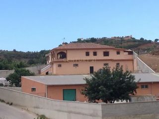 Casa in Ds atalaya  polígono 26 parcela 1 rio de las pasadas. mijas (mál. Finca con casa de 5 dormitorios, nave de 300 m y almacén de 250