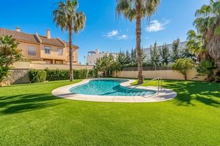 Casa adossada a Cl adarves de calypso 9mijas (málaga). Casa adosada reformada en calahonda cerca de la playa y los serv