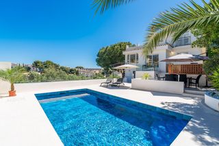 Casa en Cl castaño el 7 fuengirola (málaga). Villa reformada con vistas al mar y cerca de la playa. torreblan