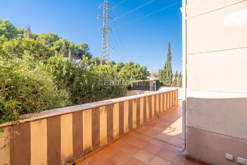 Foto 63f8696f-b868-43c6-a60e-7bf8214b50aa. Casa amb aparcament piscina a Parque Clavero Málaga