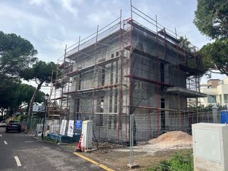 Casa en Av. playas andaluzas, 1203, marbella, spain. Villa de obra nueva a 400m de la playa en marbella este  persona