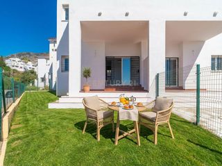 Casa adossada a Ur el olimpo 48mijas (málaga). Adosado con vistas al mar, piscina y amplios espacios en mijas