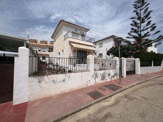 Casa  Calle higueral, torrox, spain. Casa independiente en venta en calle higueral torrox, málaga