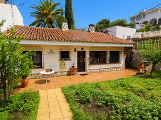 Semi detached house  Cl beata maria 9fuengirola (málaga). Casa independiente en esquina para reformar con posibilidad de a