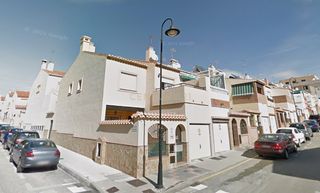 Casa adossada a Cl rio pasadas de las 21 casa de sharaymijas (málaga) 21. Espectacular chalet adosado en esquina con gran semisótano en do