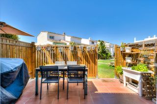 Casa adosada en Urbanización mijas golf, mijas, spain. Adosado reformado  en mijas golf  piscina, vistas al golf y pane