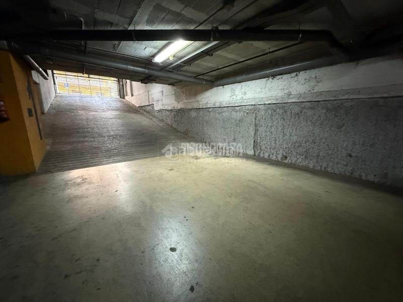 Foto 499ccecc-f9f2-4cd1-bdfb-a6cff30b410c. Autoparkplatz in Centre Castelldefels