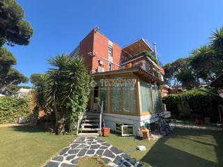 Maison jumelée à La Pineda. Casa en venta en castelldefels