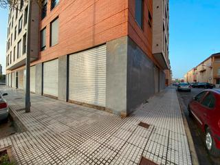 Local Comercial a Carlet. Local esquinero de 112 m2, con varias puerta de acceso, mucha lu
