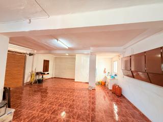 Local Comercial a Carlet. Local esquinero con acceso a dos calles.