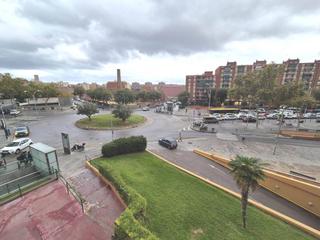 Piso  Australia. Piso de 3 h con balcón y ascensor junto al metro en badalona