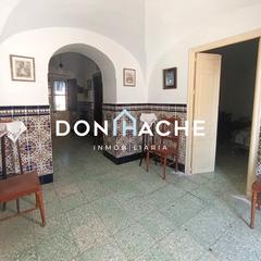 Casa a Mirandilla. A la venta amplia casa en mirandilla