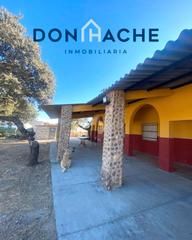 Masia a Este. Gran chalet cercano a mérida