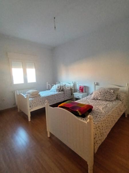 Foto 3a11eff5-d4a6-44e0-a633-f742ce127d3e. Casa aparellada amb calefacció aparcament a Sur Mérida