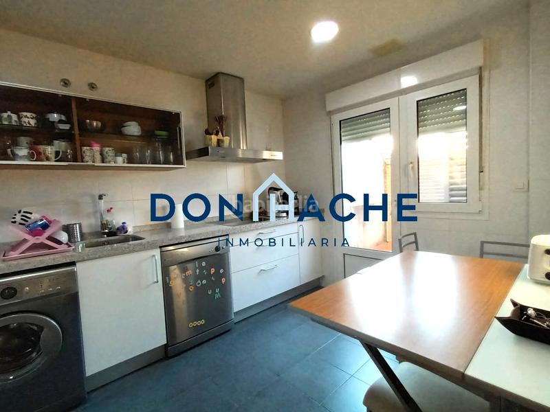 Foto 5bf5addc-3426-456a-b271-0cd389f2fa43. Casa aparellada amb calefacció aparcament a Sur Mérida