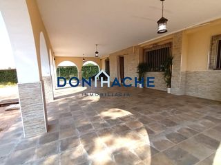 Chalet in Oeste. Finca rústica con casa con porche fantástico junto a mérida